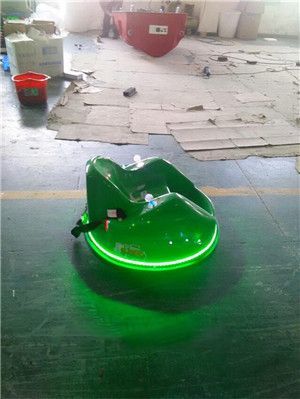 廣場漂移電瓶碰碰車與閃光彩燈飛碟碰碰車 中國制造的娛樂新寵